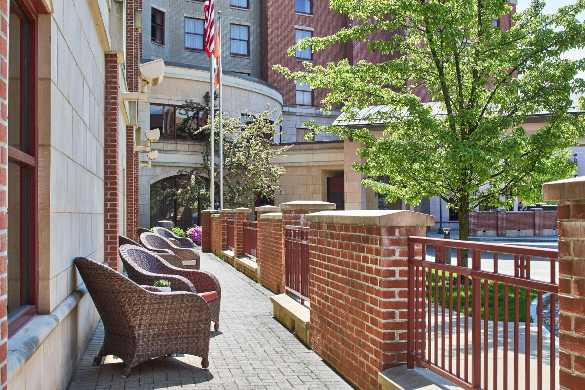 Hampton Inn & Suites Saratoga Springs Downtown Exterior photo